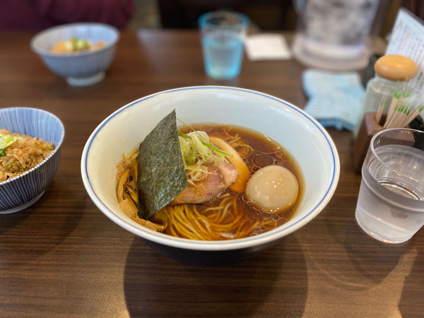 「味玉醤油らぁ麺、炊き込みご飯」@らぁ麺  麦一粒の写真