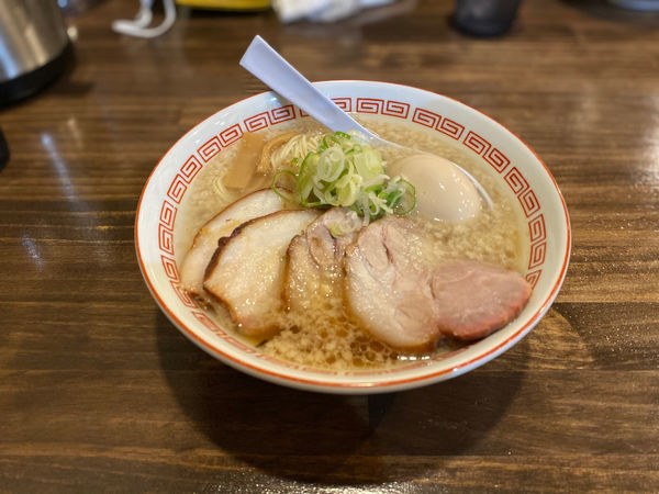 「背脂中華そば＋釜焼きチャーシュー」@麺屋 必道の写真