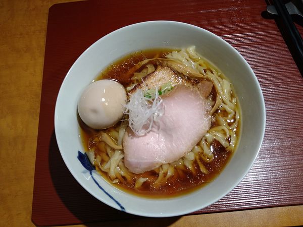 「醤油（中太手揉み麺800円）＋味玉（100円）」@麺 みつヰの写真