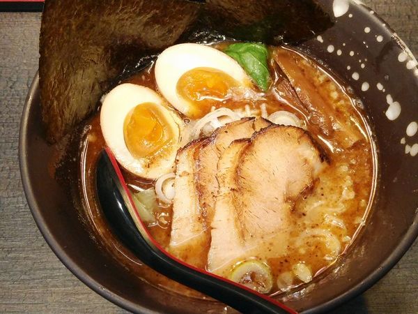 「特製醤油らぁめん」@麺屋 江戸紫の写真