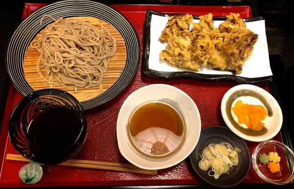 「舞茸天ざる蕎麦」@やすらぎ亭の写真