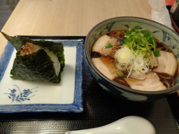 「肉そば 950円、おかかおにぎり 150円」@食堂 ひろ田の写真