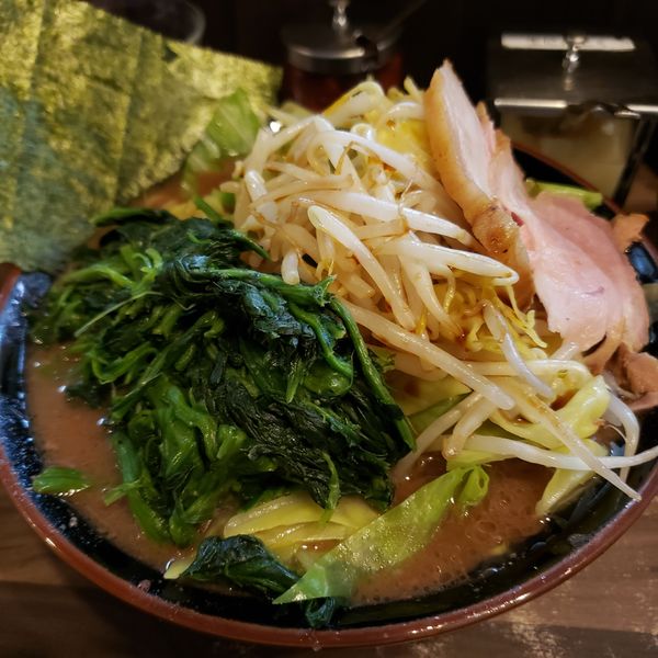 「ラーメン＋キャベツもやし＋ほうれん草」@神田ラーメン わいず 神田本店の写真