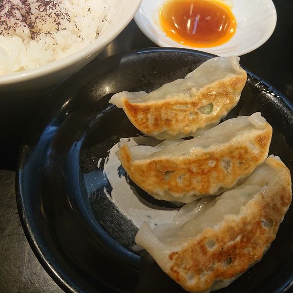 「嵐げんこつラーメン(醤油)720円、餃子セット300円」@らあめん花月嵐 笹塚店の写真