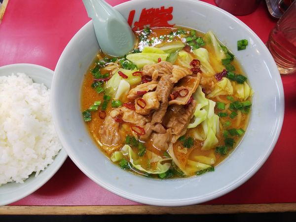 「【期間限定】極旨もつ味噌ラーメン＋ライス　910＋180円」@ラーメン山岡家 弘前店の写真