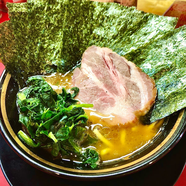 「ラーメン 海苔トッピング カタメアブラオオメ」@家系ラーメン とらきち家の写真