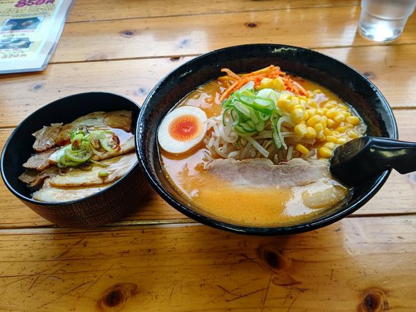 「ラーメンランチ(みそラーメン＋チャーシュー丼)850円」@ラーメン焼肉 笑吉の写真