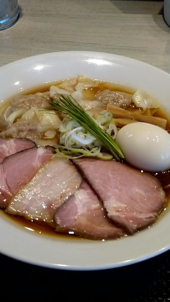 「特製中華そば醤油大盛り+ワンタン」@宍道湖しじみ中華蕎麦 琥珀 東京本店の写真