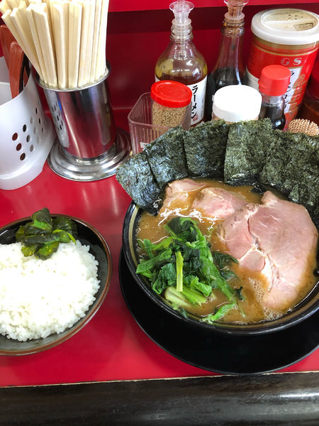 「チャーシュー麺硬め濃いめ、ライスバー」@家系ラーメン王道 いしい 市原五井店の写真
