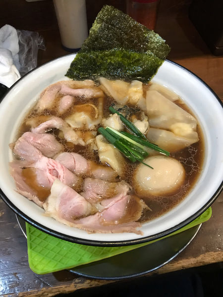「鯛と牡蠣のブラック醤油ワンタン麺」@まりお流らーめんの写真