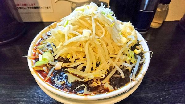 「【限定】黒い雫。(麺少なめ･ニンニク)+魚粉」@豚星。の写真