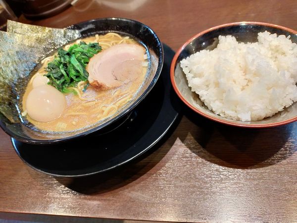 「味玉ラーメン(並) 麺バリカタ 脂多め 半ライス ¥900」@横浜家系ラーメン 太田商店の写真