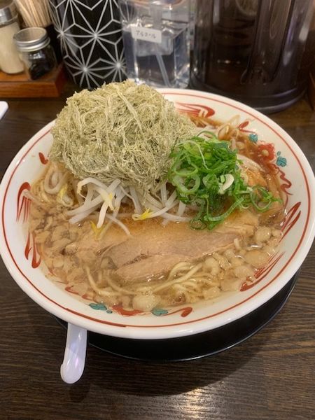 「尾道ラーメン瀬戸内とろろ昆布盛り 930円」@尾道ラーメン壱番館 新宿御苑店の写真