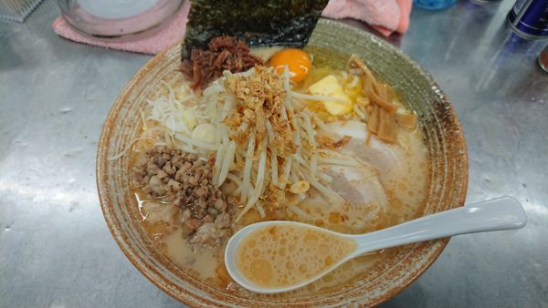 「牛乳味噌カレーラーメン(オマールエビ出汁)＋生卵＋辛味噌5杯」@覆麺 智の写真