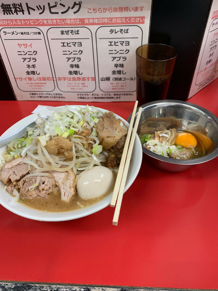 「ラーメン＋味玉＋スキヤキ＋ほぐし豚（全マシ）」@ラーメン一心の写真