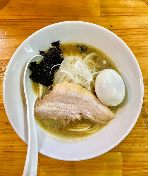 「白醤油ソバ + 味玉」@煮干中華ソバ イチカワの写真