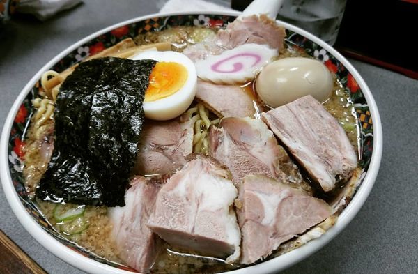「醤油拉麺+大盛り+味玉+角切りチャーシュー」@玉川大盛軒の写真