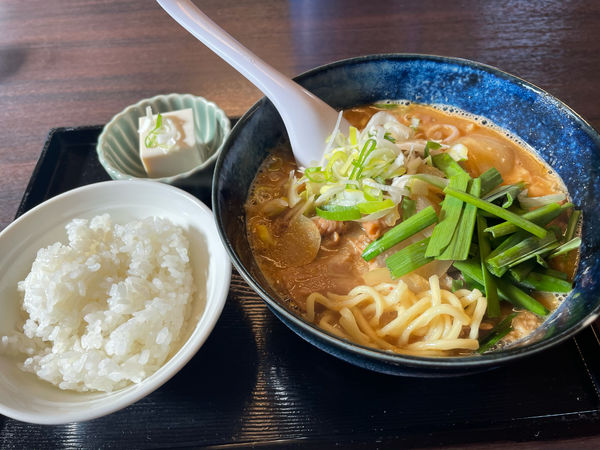 「もつ煮ラーメン、小ライス900円」@新ちゃんラーメンの写真