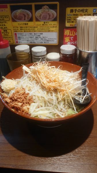 「汁なし大麺マシ  白髪ネギ  ニンニクマシ  油」@豚山 大森店の写真