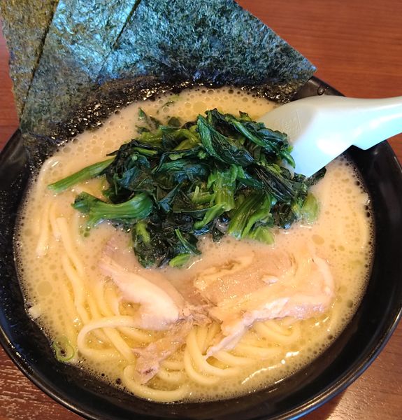 「豚骨醤油ラーメン＋ほうれん草」@横濱家系ラーメン 誠家 幸手店の写真