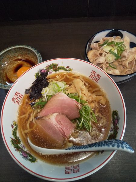 「Ａセット)正油らーめん＋生姜焼卵かけご飯980円」@メンショップ アキラの写真