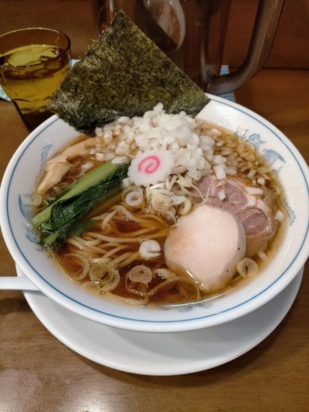 「醤油ラーメン濃い味中太麺＋さらし玉ねぎ」@らーめん曳舟の写真