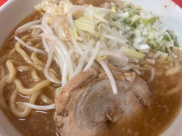「ラーメン小＋ヤサイ少な目＋ネギ＋ニンニク」@らー麺 ぶたのジョーの写真