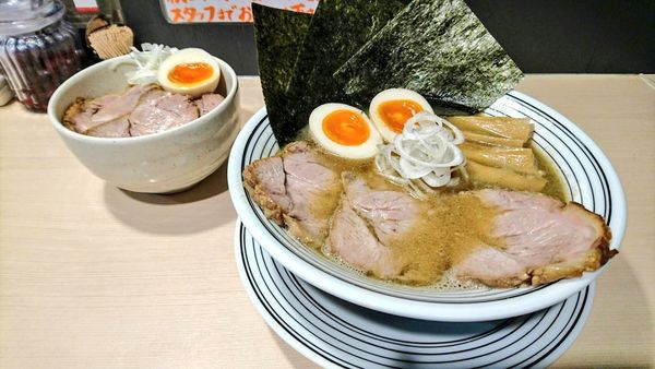 「超煮干らぁめん全部のせ+チャーシュー丼」@煮干しらぁめん 猫トラ亭の写真