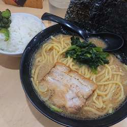 豚骨ラーメン690円、大盛100円、無料ライス