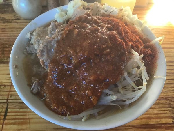 「ブタ入りオロチョンラーメンひやあつ700円(トッピング全部」@にかいやの写真