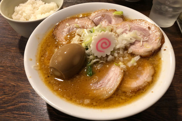「【肉の日限定】背脂味噌チャーシュー麺 1,000円+半ライス」@麺屋 真心の写真