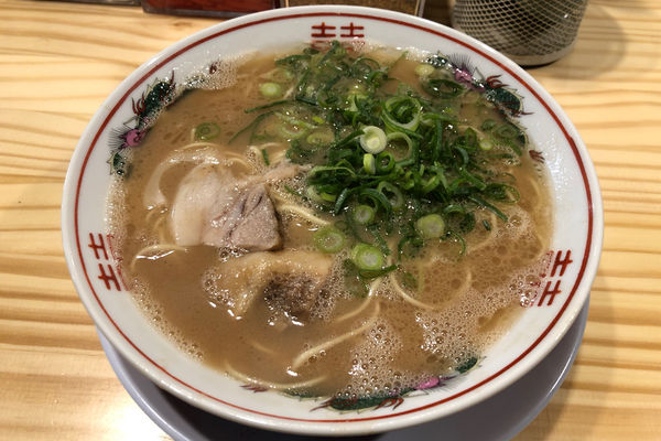 「豚骨らーめん600円+替玉100円」@てっちゃんの写真