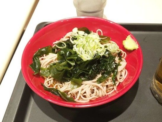 「冷しわかめそば」@名代 富士そば 飯田橋駅前店の写真
