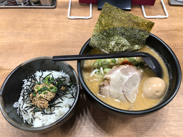 「白味噌らーめん + 味付玉子 + わさび肉飯」@北海道らーめん奥原流 久楽 国分寺店の写真