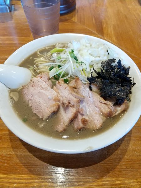 「濃厚煮干しそば(中)+チャーシュー+玉ねぎ」@中村屋総本山の写真
