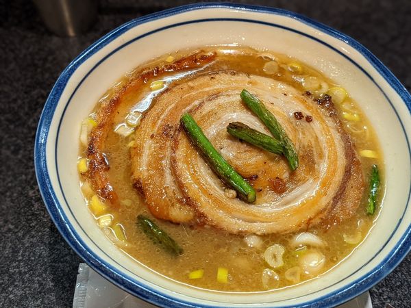 「限定落し蓋ラーメン　950円」@烈志笑魚油 麺香房 三くの写真