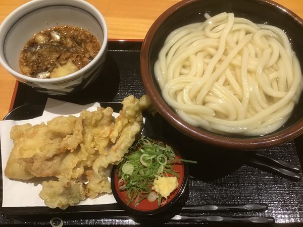 「釜揚げ大盛400円(金曜半額200円)＆とり天2個150円」@つくもうどん 天神橋筋商店街店の写真