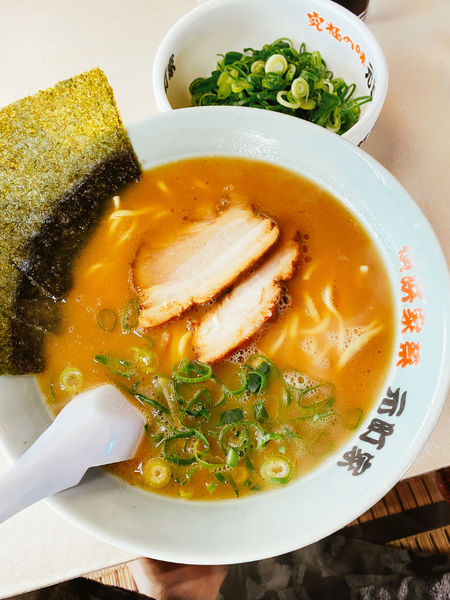 「豚骨醤油ラーメン　九条ネギ」@横浜家系元町家の写真