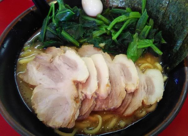 「チャーシュー麺　+　ほうれん草」@らっち家 下川井店の写真