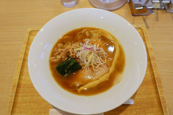 「煮だし中華そば￥８００」@濃厚しょうゆラーメン 自家製麺 フラワーの写真