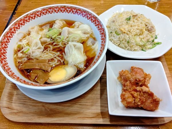 「紅虎まんぷくセット(海老入りワンタン麺＋半炒飯)1,518円」@紅虎菜舗 イオンモール高崎店の写真