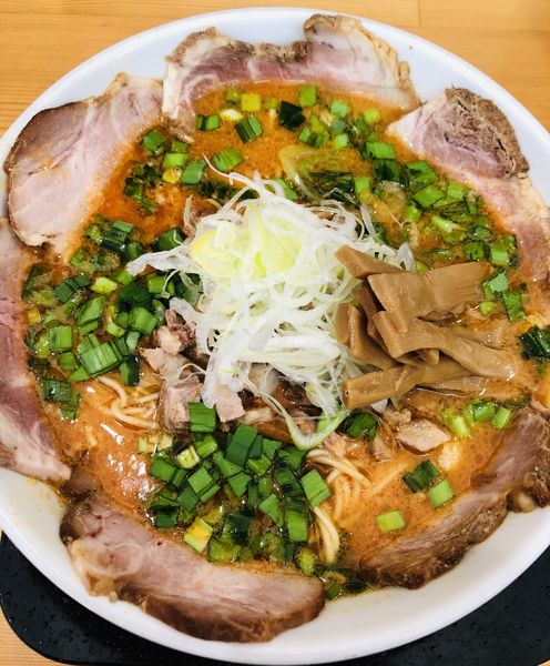 「少し辛いラーメン(トッピング　チャーシュー)1080円」@中華そば 島風の写真