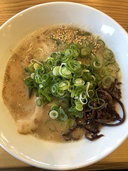 「豚骨ラーメン+青ネギトッピング」@圭一屋 茅ヶ崎店の写真