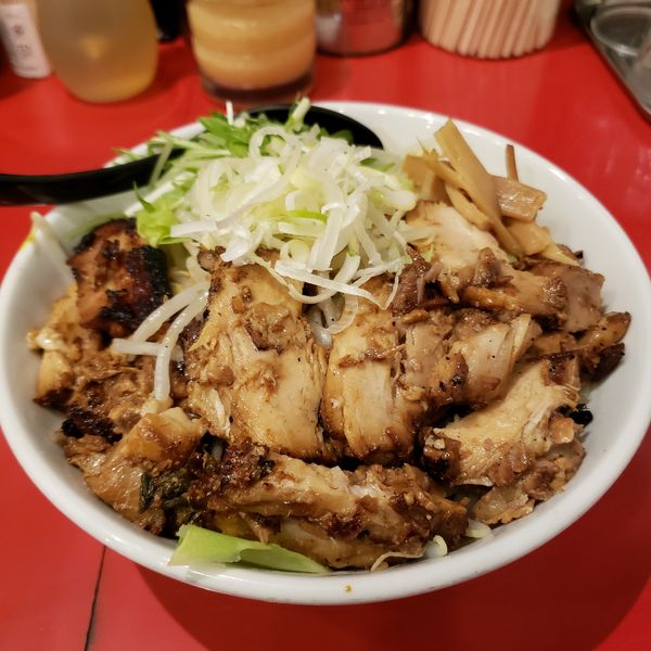 「塩まぜそば＋炭火焼チャーシュー＋もやキャベツ」@まぜそば 七の写真