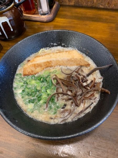 「九州とんこつ 750円　ランチライス50円　替玉100円」@九州らあめん どん きさろく 八柱店の写真
