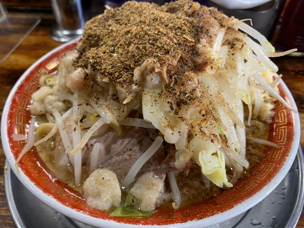 「小ラーメン　ヤサイ　ニンニクマシ　アブラ　魚粉マシマシ」@麺でる 多摩センター店の写真
