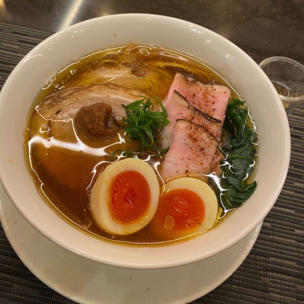 「醤油らぁめん（全部のせ）1300円+ロゼ」@MENSHOの写真