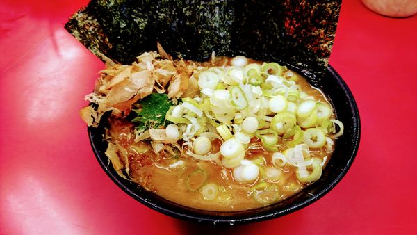 「和風新杉田ラーメン(麺硬め･味濃いめ)+海苔･朝葱」@ラーメン杉田家の写真