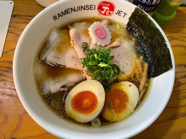 「醤油チャーシュー(味玉トッピング)」@ラーメン人生 JET600の写真
