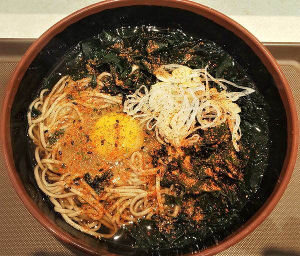 「わかめそば大盛+生玉子」@名代 富士そば 秋葉原電気街店の写真